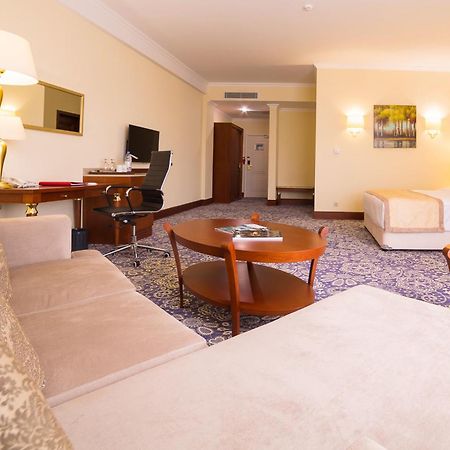 Ramada By Wyndham Almaty Hotel Buitenkant foto