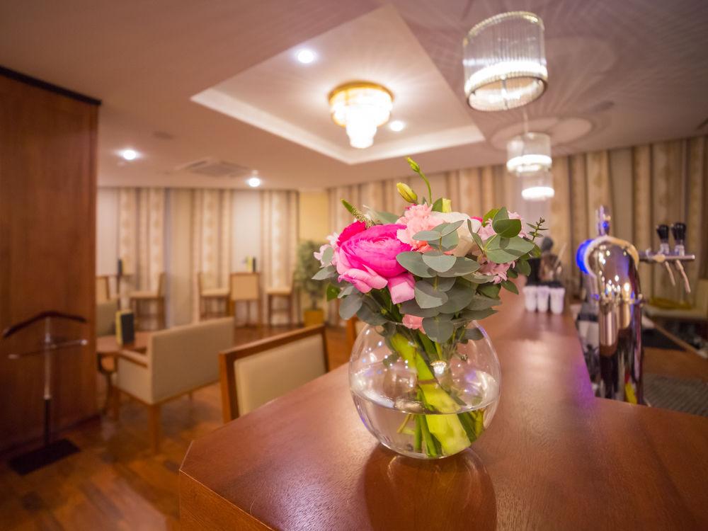 Ramada By Wyndham Almaty Hotel Buitenkant foto