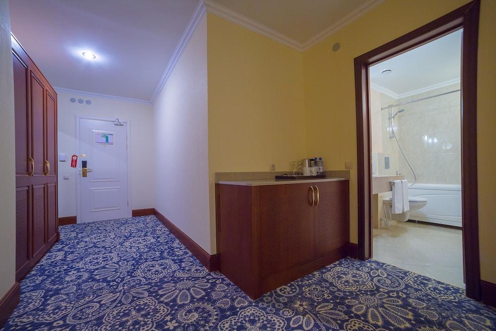 Ramada By Wyndham Almaty Hotel Buitenkant foto