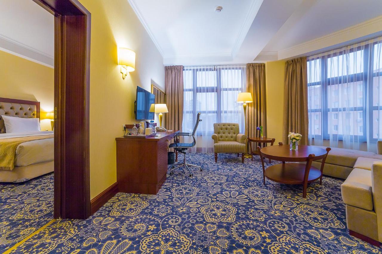 Ramada By Wyndham Almaty Hotel Buitenkant foto