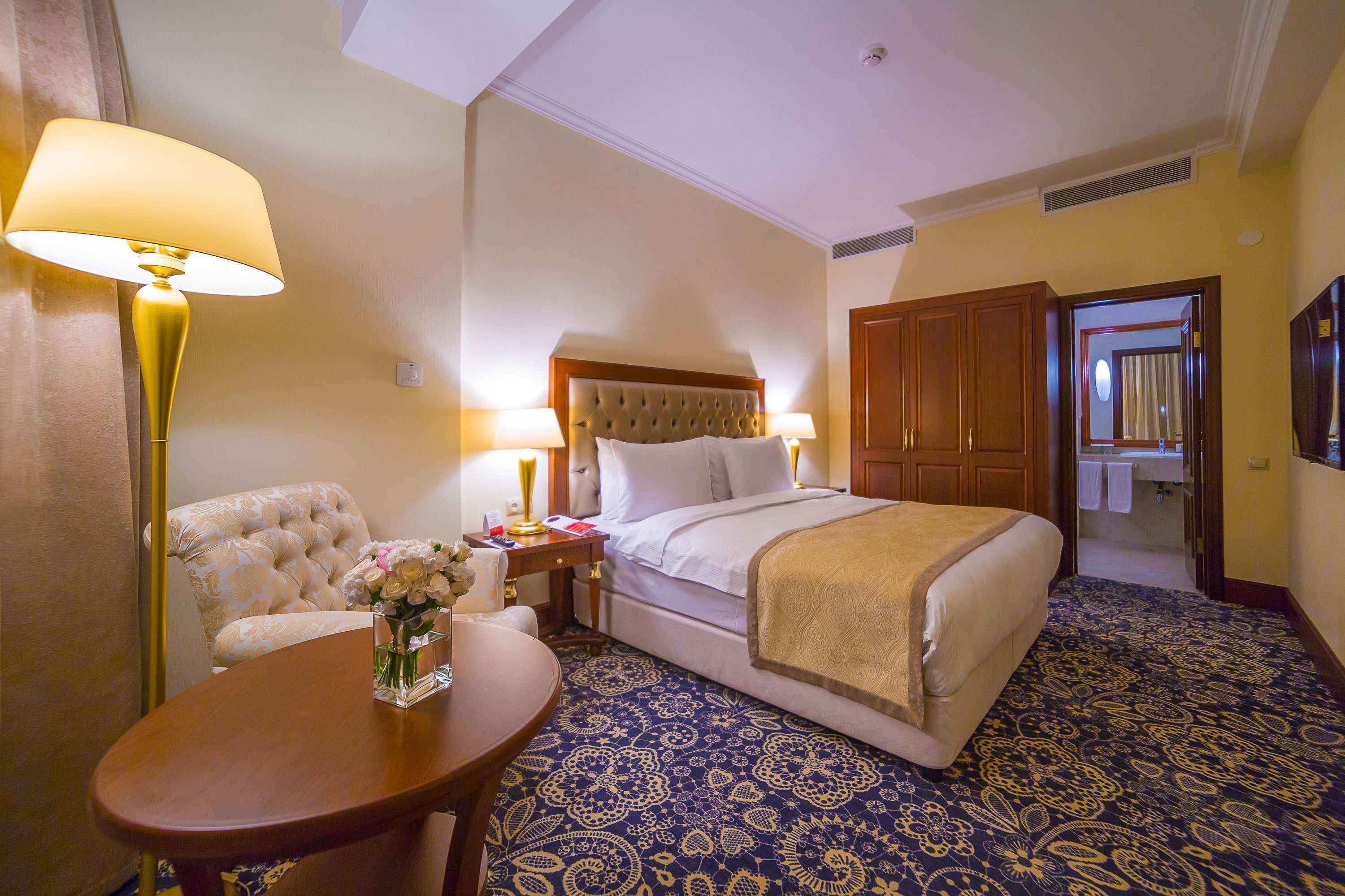 Ramada By Wyndham Almaty Hotel Buitenkant foto