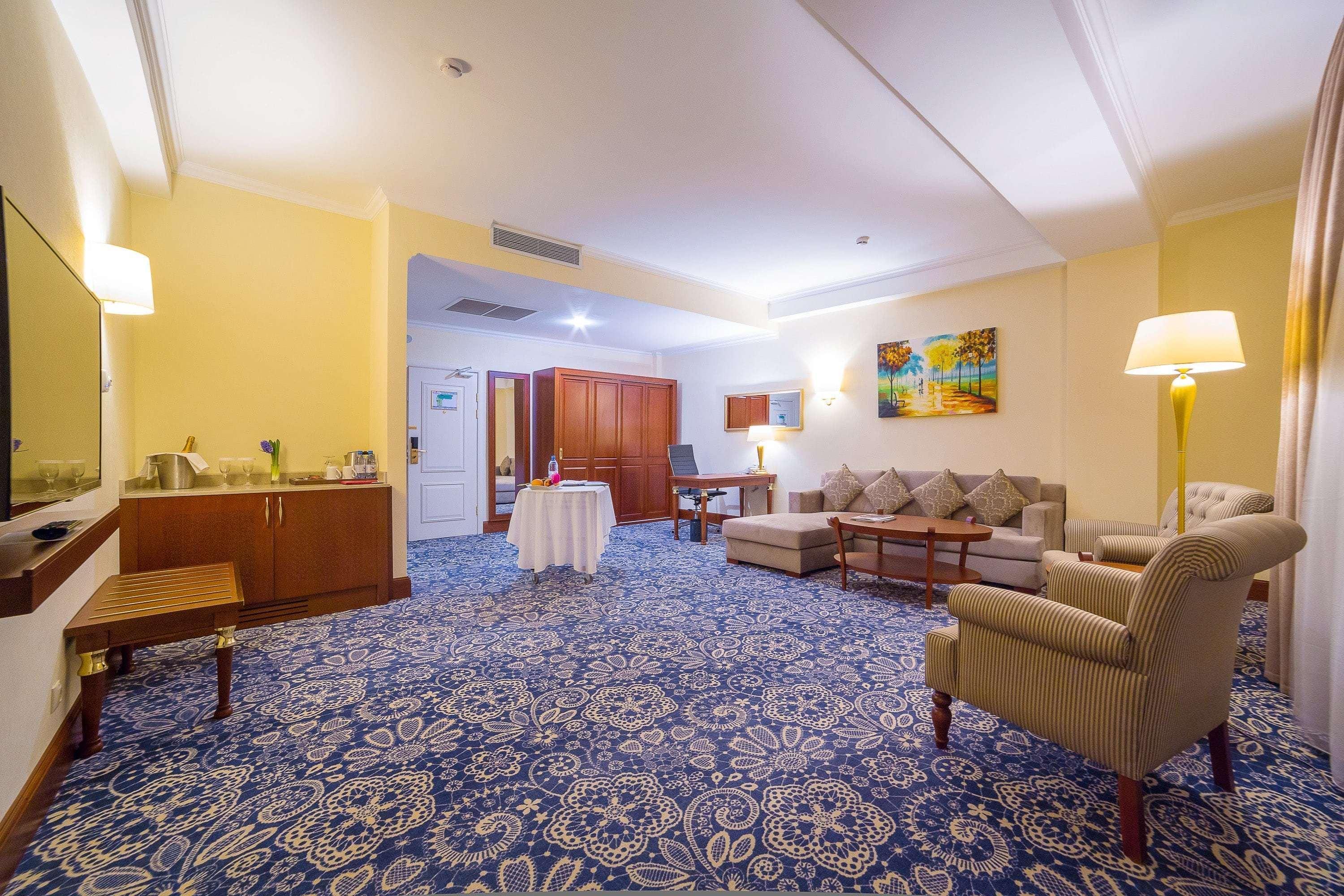 Ramada By Wyndham Almaty Hotel Buitenkant foto