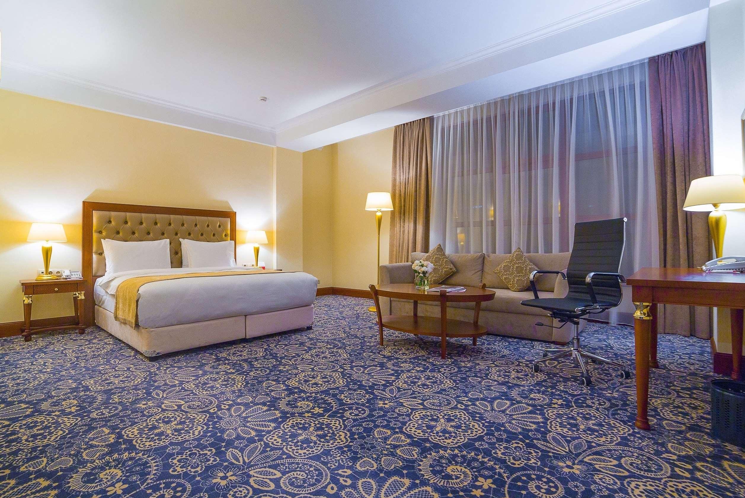 Ramada By Wyndham Almaty Hotel Buitenkant foto