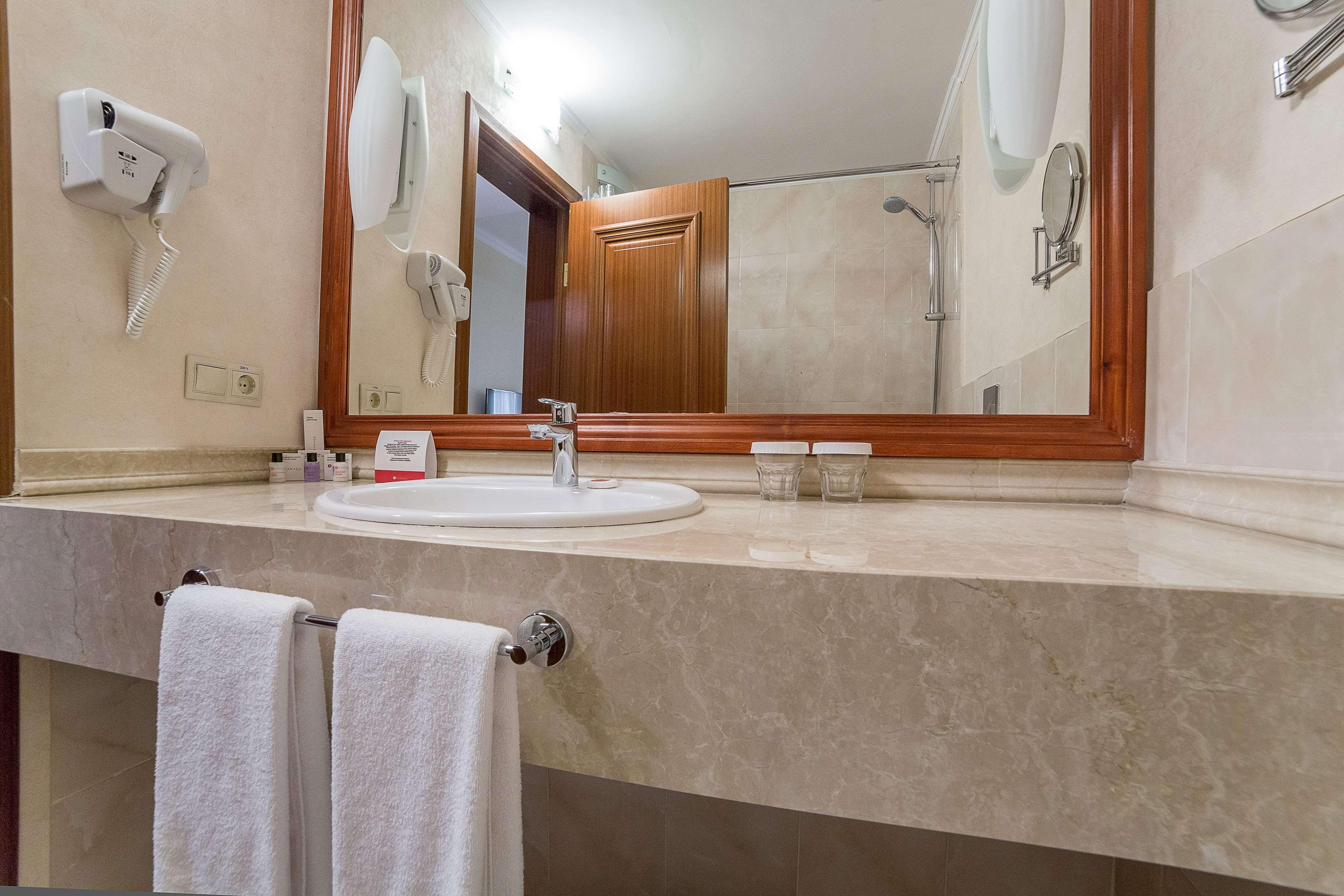Ramada By Wyndham Almaty Hotel Buitenkant foto