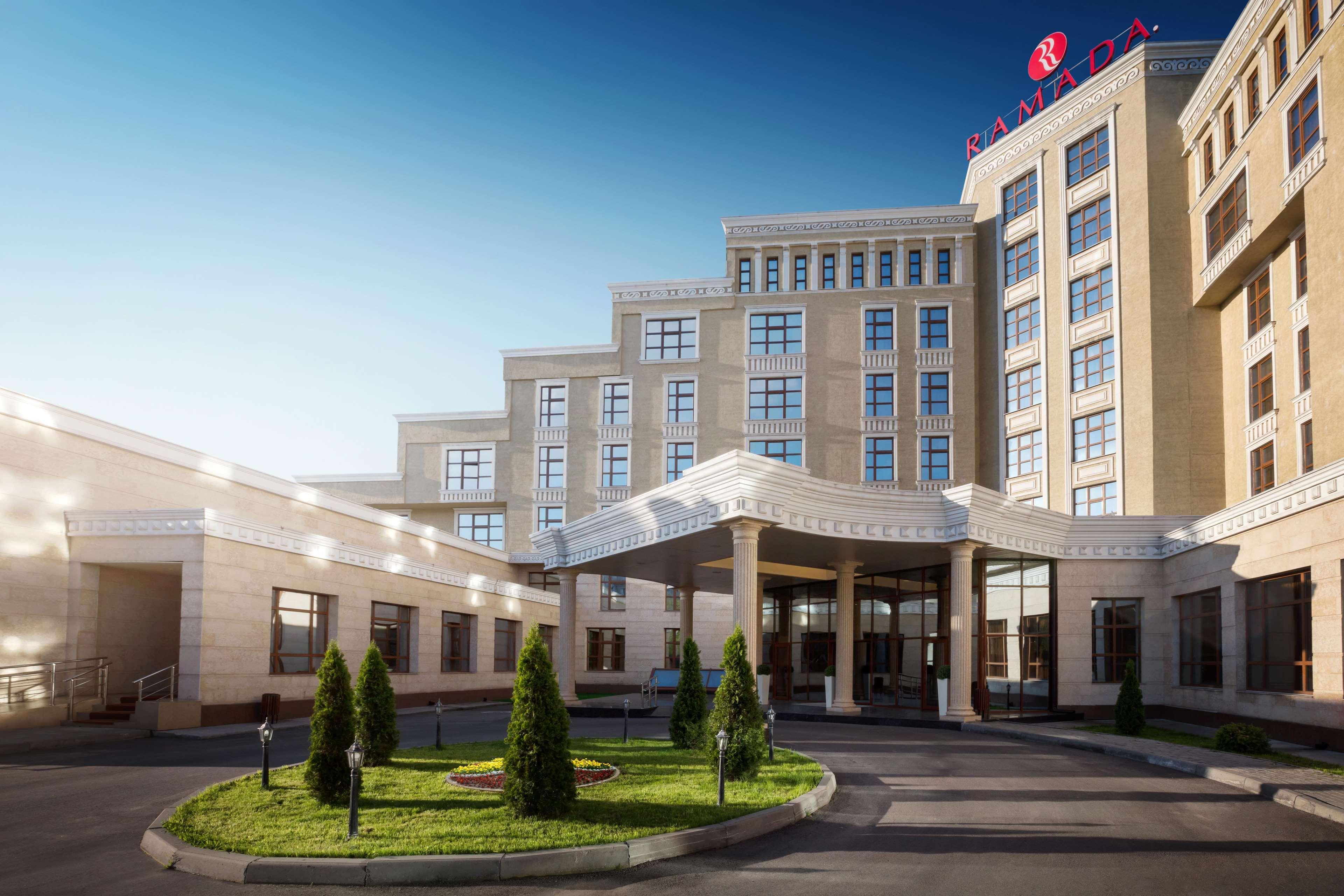 Ramada By Wyndham Almaty Hotel Buitenkant foto