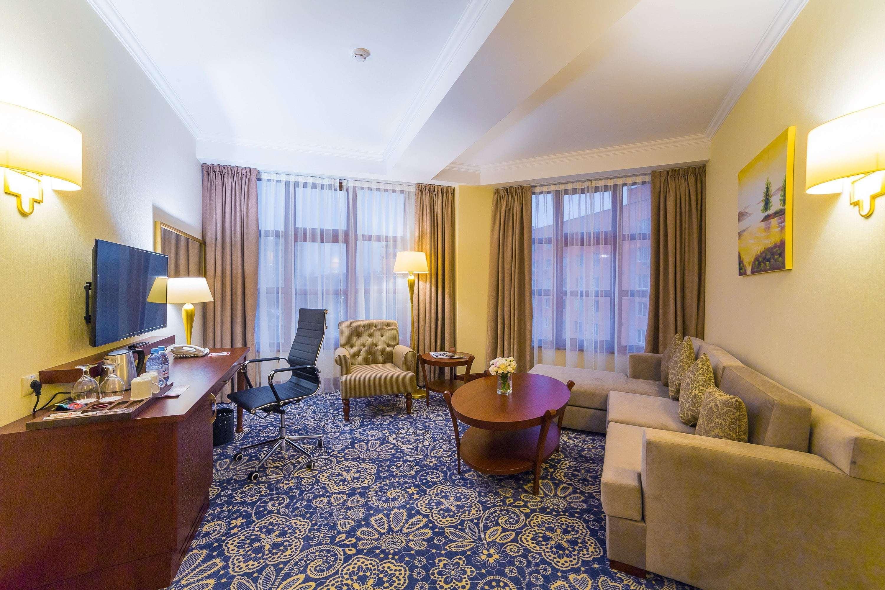 Ramada By Wyndham Almaty Hotel Buitenkant foto