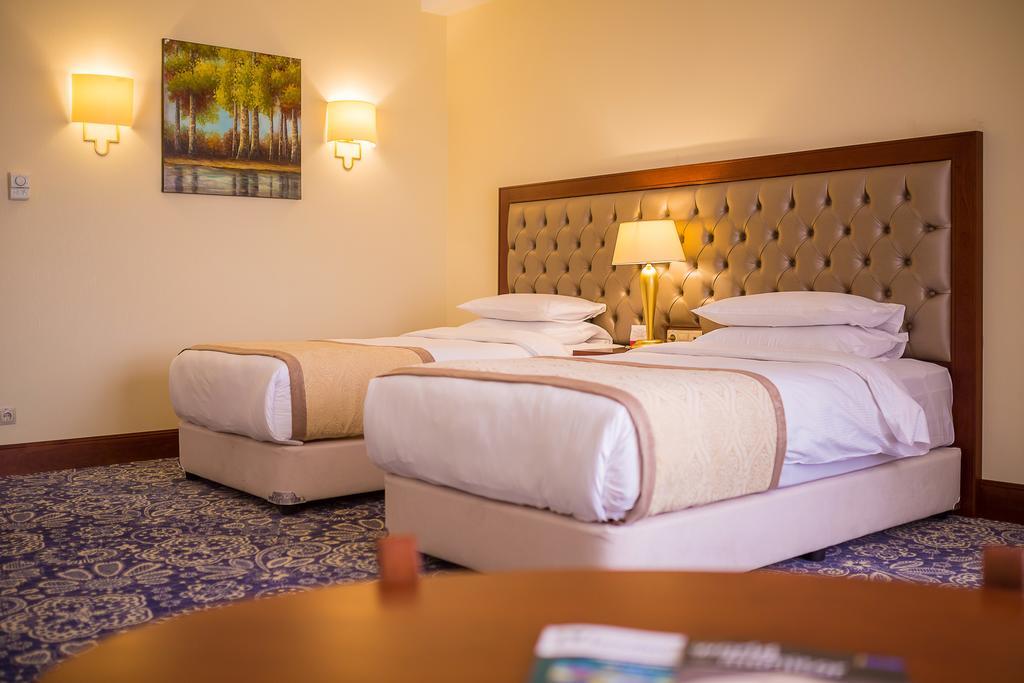 Ramada By Wyndham Almaty Hotel Buitenkant foto
