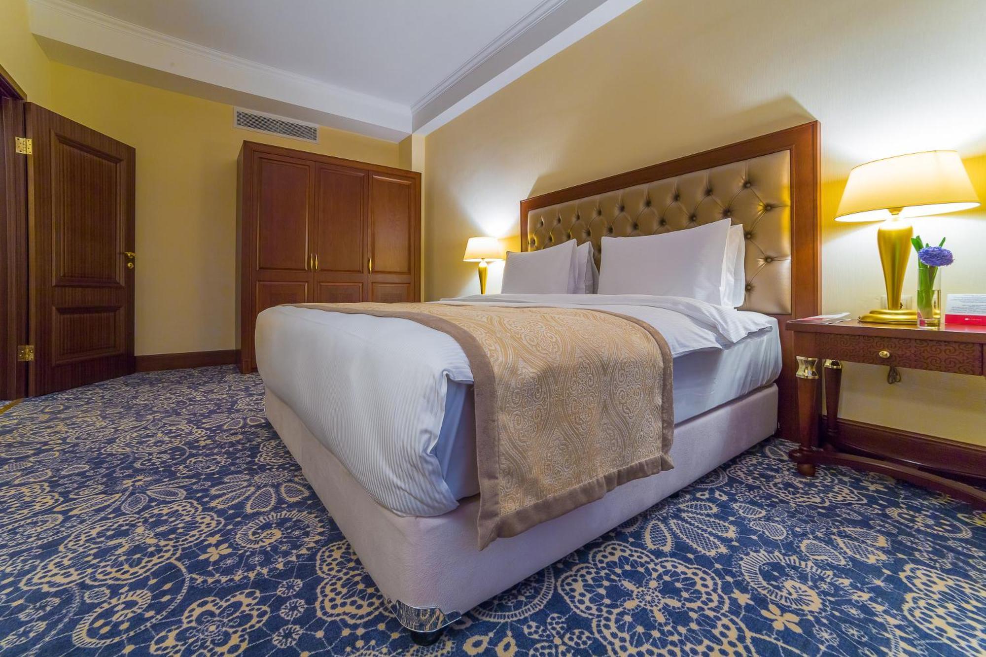 Ramada By Wyndham Almaty Hotel Buitenkant foto