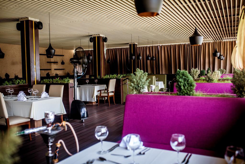 Ramada By Wyndham Almaty Hotel Buitenkant foto
