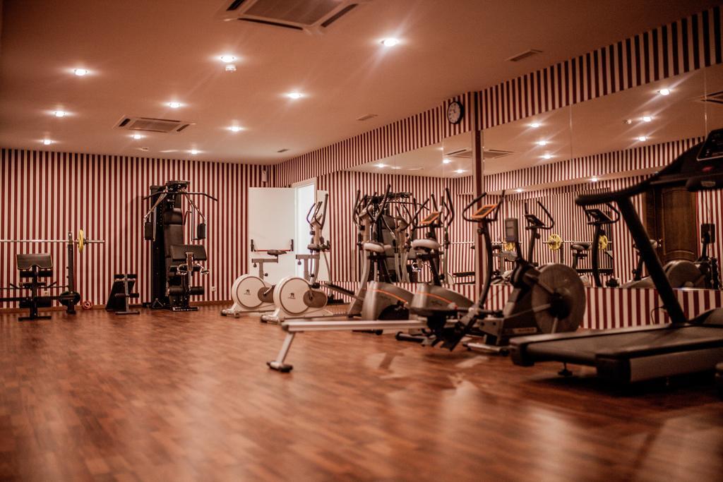 Ramada By Wyndham Almaty Hotel Buitenkant foto