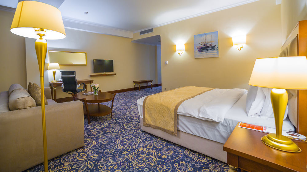 Ramada By Wyndham Almaty Hotel Buitenkant foto