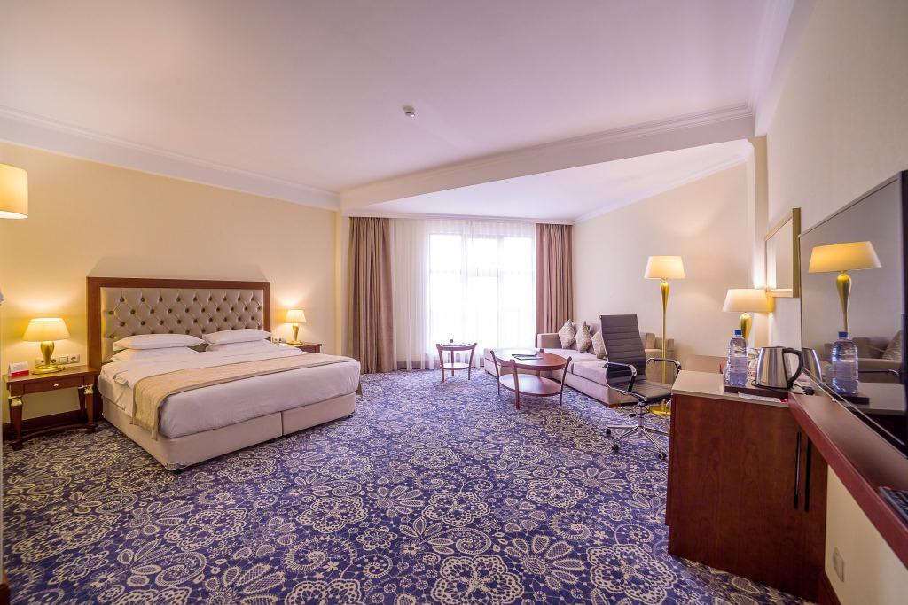 Ramada By Wyndham Almaty Hotel Buitenkant foto