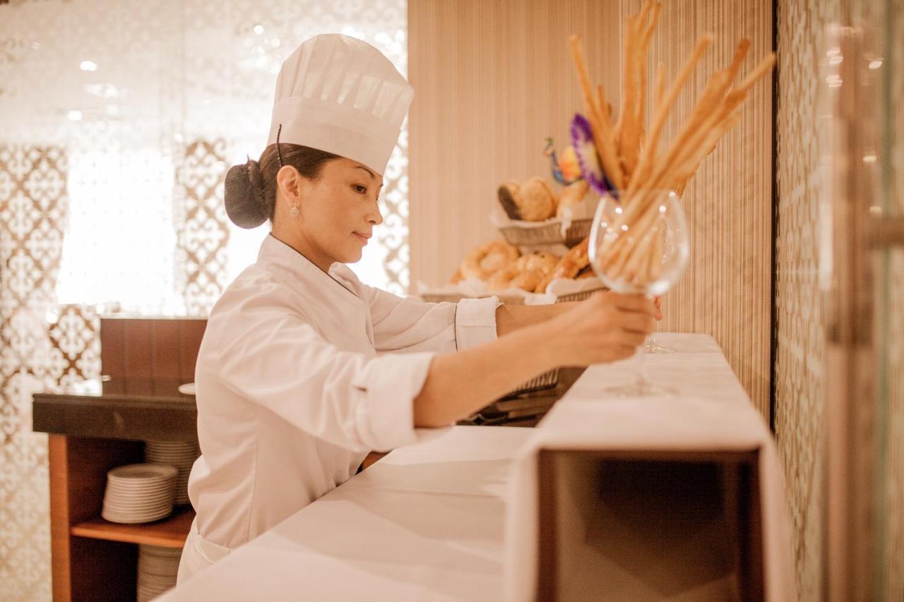 Ramada By Wyndham Almaty Hotel Buitenkant foto