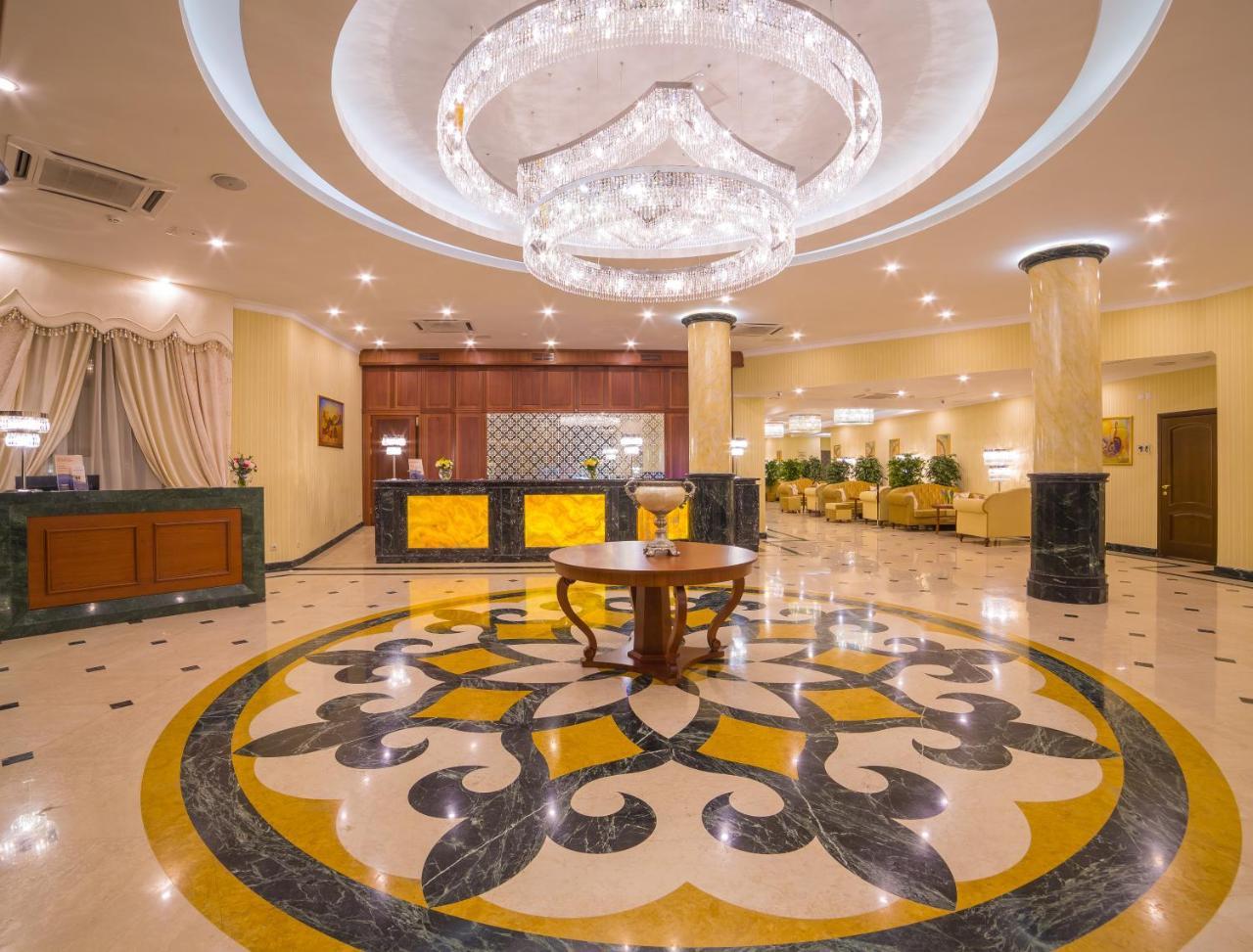 Ramada By Wyndham Almaty Hotel Buitenkant foto