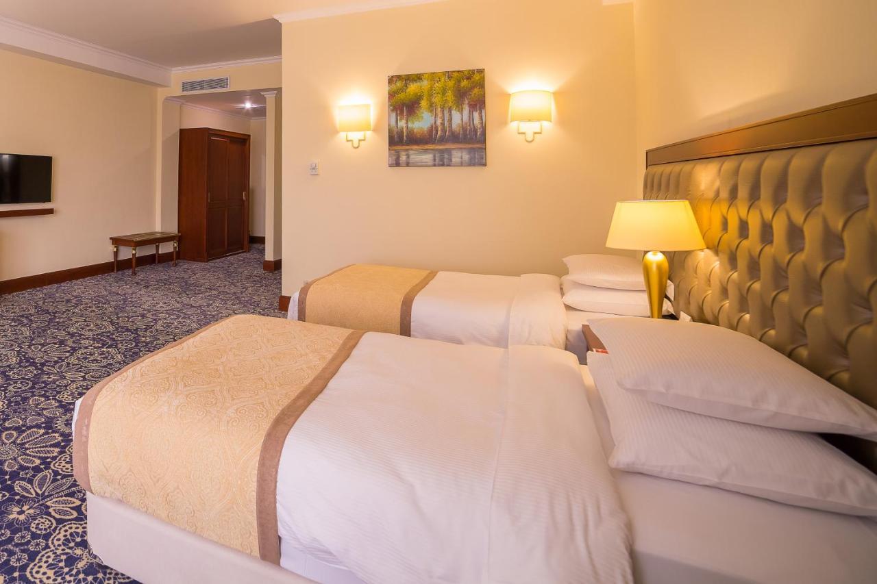 Ramada By Wyndham Almaty Hotel Buitenkant foto
