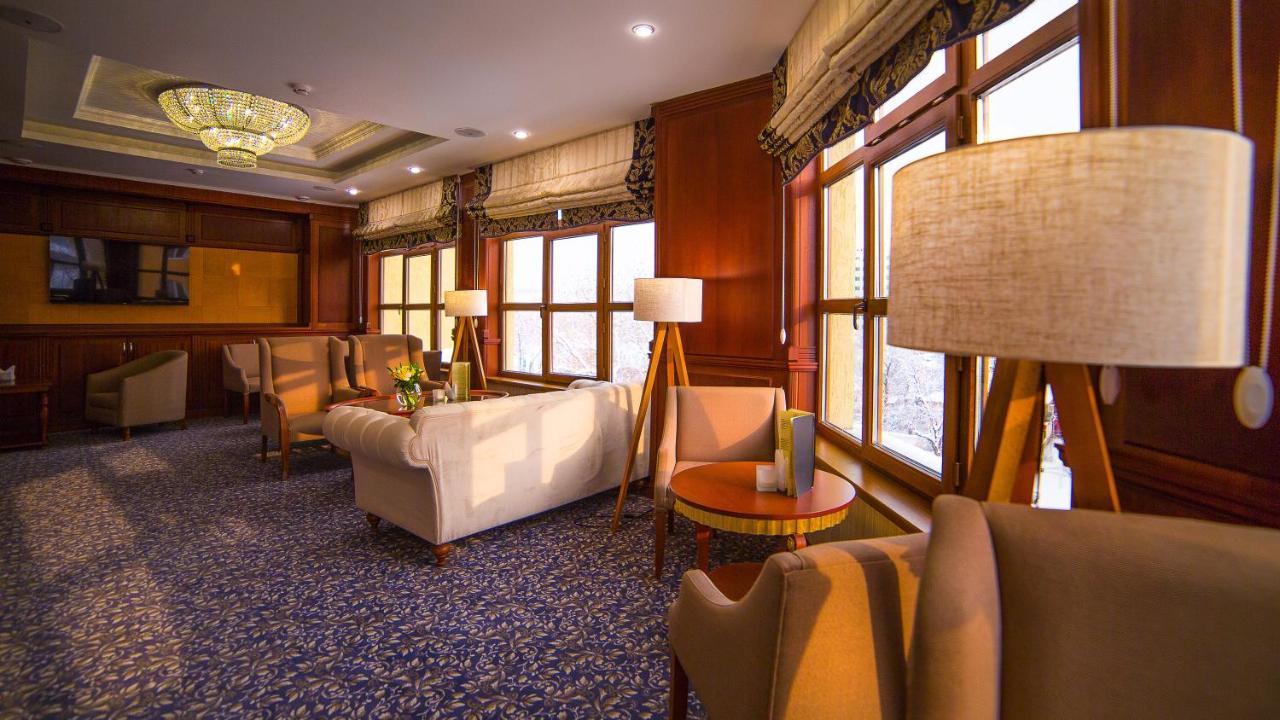 Ramada By Wyndham Almaty Hotel Buitenkant foto