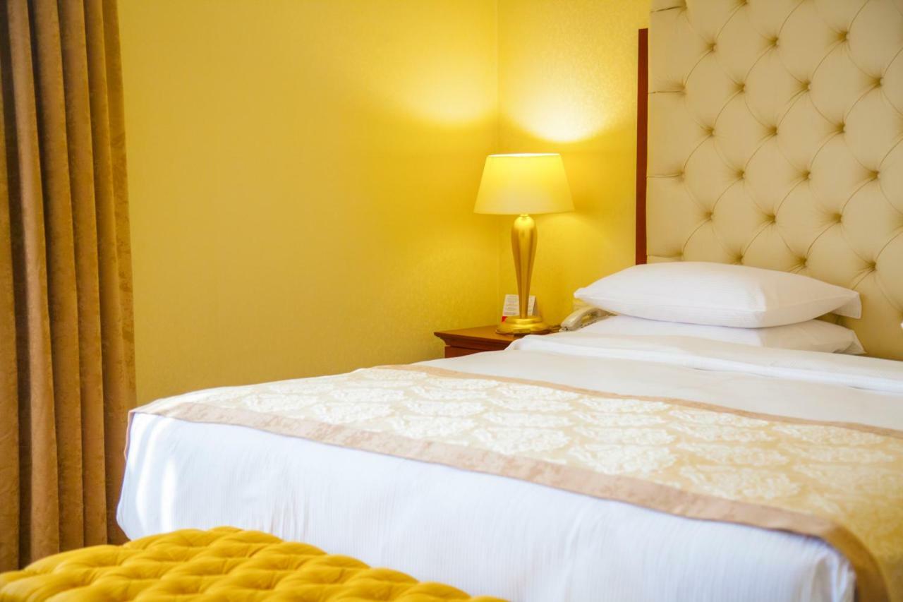 Ramada By Wyndham Almaty Hotel Buitenkant foto