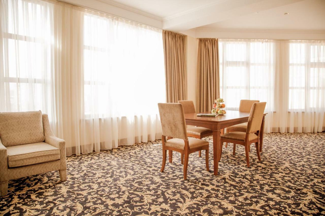 Ramada By Wyndham Almaty Hotel Buitenkant foto