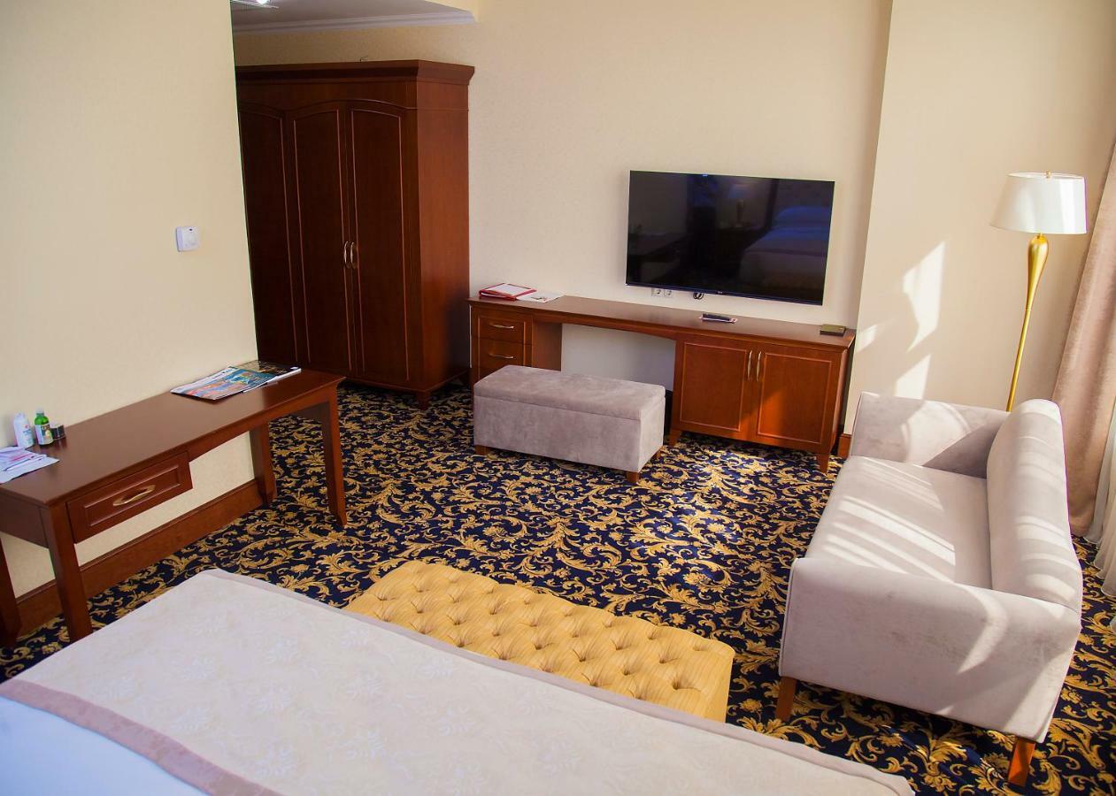 Ramada By Wyndham Almaty Hotel Buitenkant foto